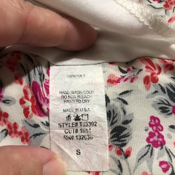 Queen Esther Floral Print Tank Top Cami Blouse
Size Small 4 - 6
100% Polyester - Picture 10 of 13